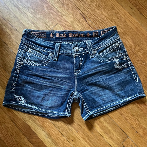 ***price Reduction*** Rock Revival Scarlett Embellished Mid Rise shorts. Org $52 - Picture 4 of 5